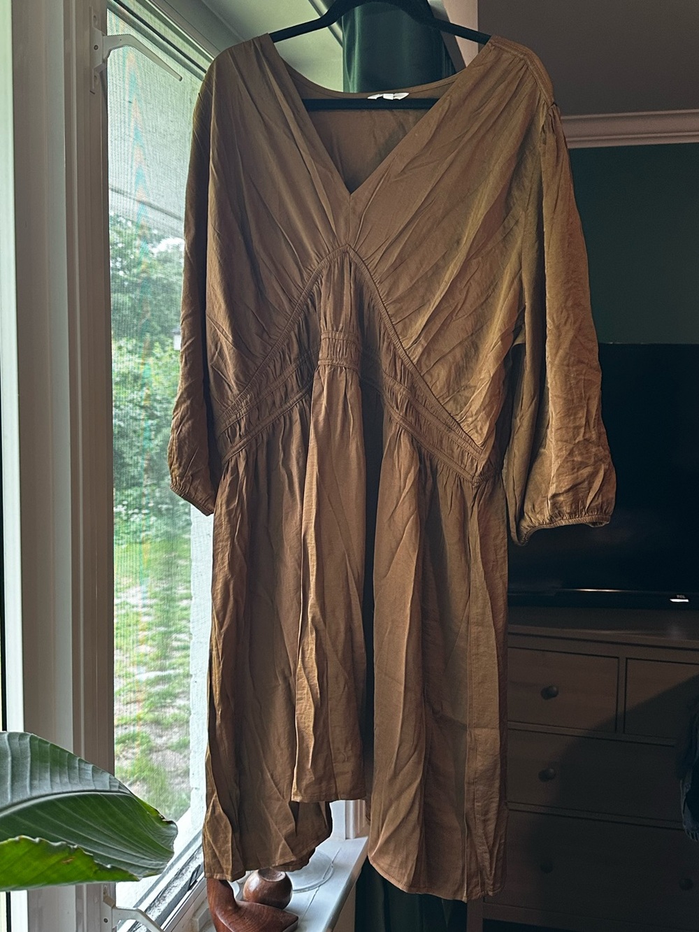 Women's V-Neck Tan/gold Midi Dress